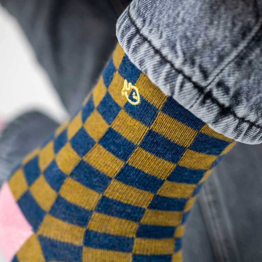 Billybelt-chaussettes-a-carreaux-bleu-kaki-zoom-broderie-portees-Atelier-Kumo