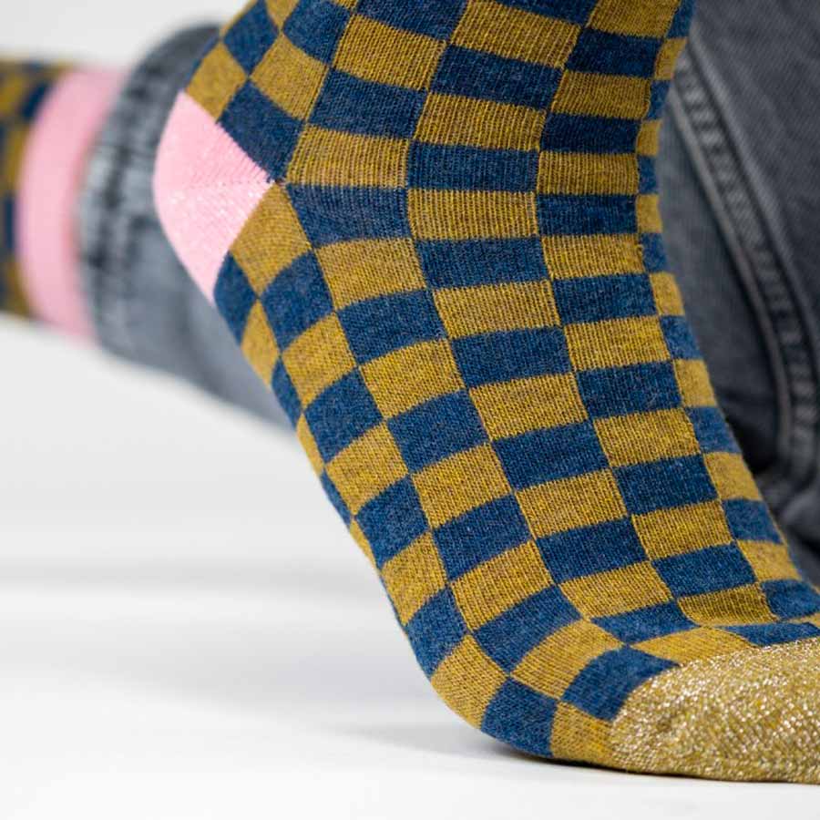 Billybelt-chaussettes-a-carreaux-bleu-kaki-zoom-portees-Atelier-Kumo