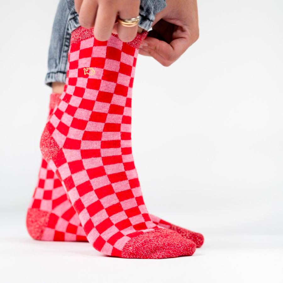 Billybelt-chaussettes-a-carreaux-rose-rouge-portees-ambiance-Atelier-Kumo