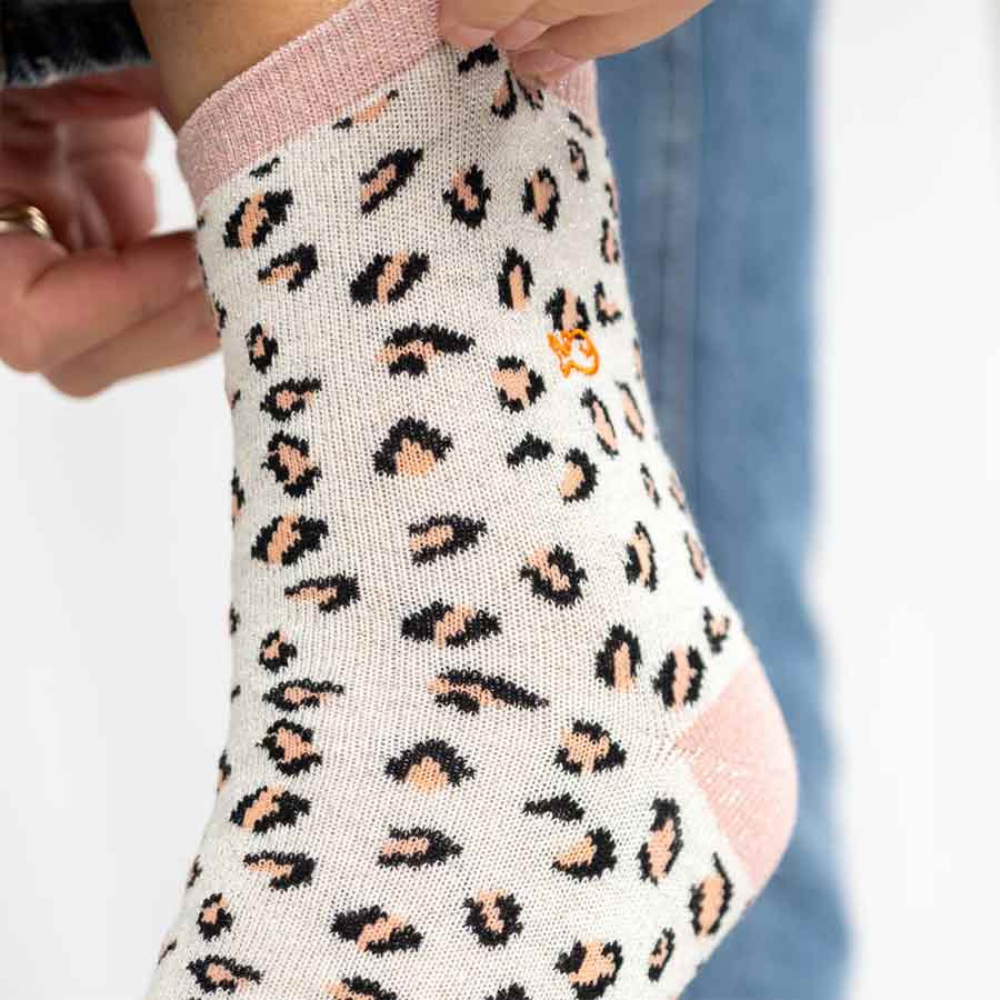 Billybelt-chaussettes-leopard-blanc-rose-a-paillettes-details-Atelier-Kumo