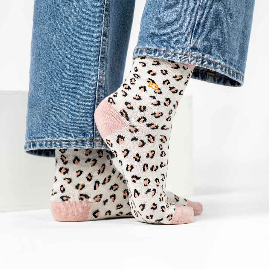 Billybelt-chaussettes-leopard-blanc-rose-a-paillettes-portees-Atelier-Kumo