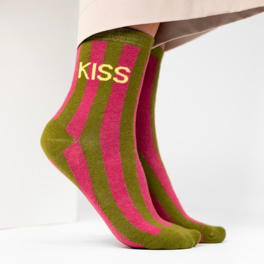 Billybelt-chaussettes-rayees-kaki-rose-kiss-portees-Atelier-Kumo