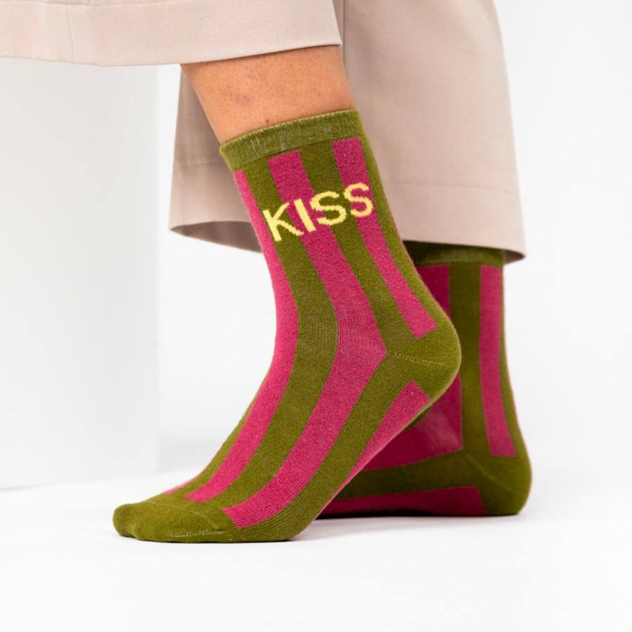 Billybelt-chaussettes-rayees-kaki-rose-kiss-portees-ambiance-details-Atelier-Kumo