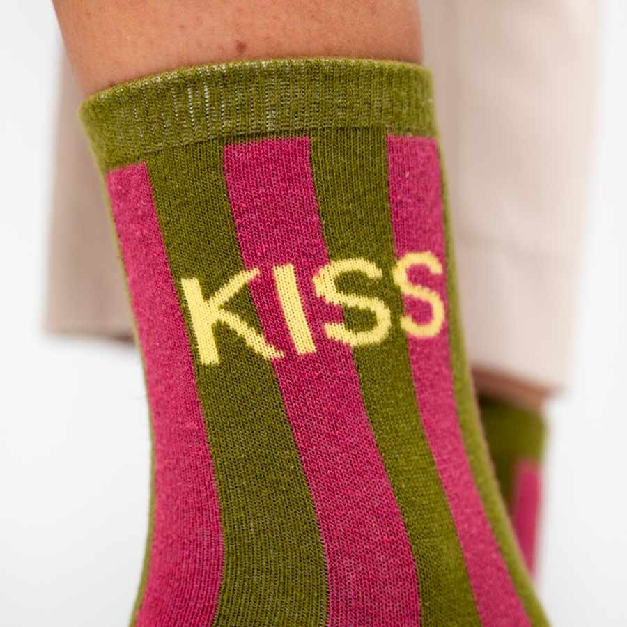 Billybelt-chaussettes-rayees-kaki-rose-kiss-portees-zoom-Atelier-Kumo