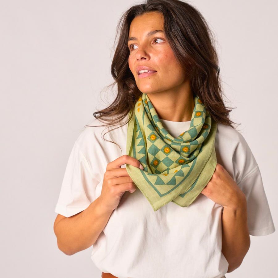 ANTIGEL LISE CHARMEL paréo T unique sara vert neuf avec etiquette ANTIGEL LISE CHARMEL paréo T unique sara vert neuf avec etiquette
