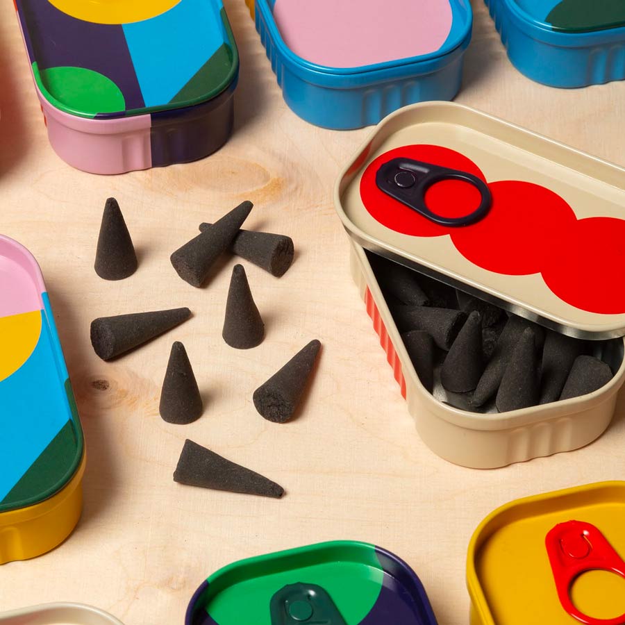 Block-design-boite-de-conserve-peace-out-encens-ambiance-details-Atelier-Kumo