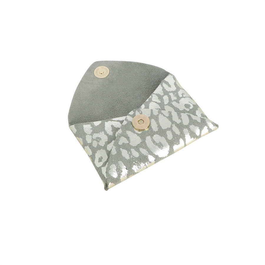 Bohm-porte-monnaie-cuir-leopard-buenos-aires-sauge-ouvert-Atelier-Kumo