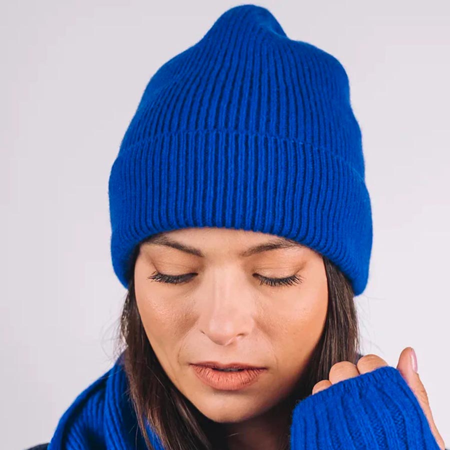 Cezembre-bonnet-merinos-cachemire-bleu-electrique-porte-femme-Atelier-Kumo