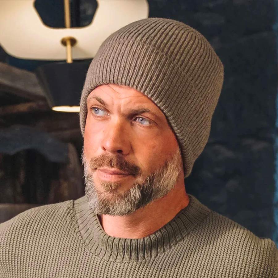 Cezembre-bonnet-merinos-cachemire-kaki-porte-homme-Atelier-Kumo