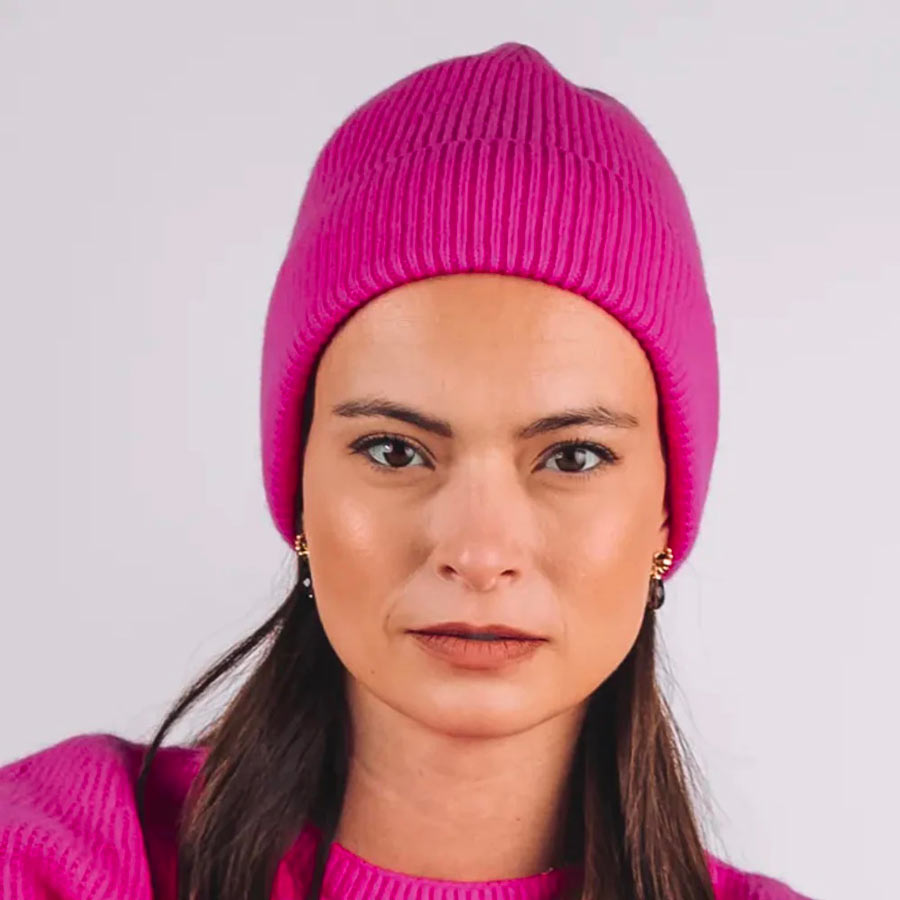 Cezembre-bonnet-merinos-cachemire-rose-neon-porte-femme-Atelier-Kumo