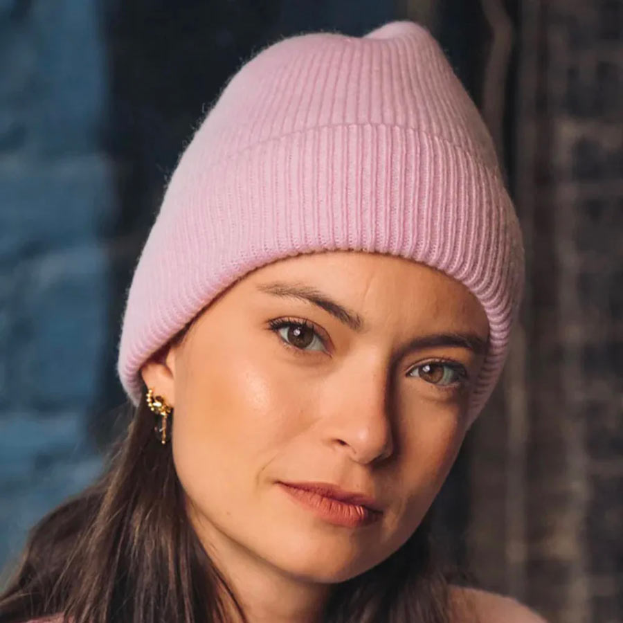 Cezembre-bonnet-merinos-cachemire-rose-pale-porte-femme-Atelier-Kumo