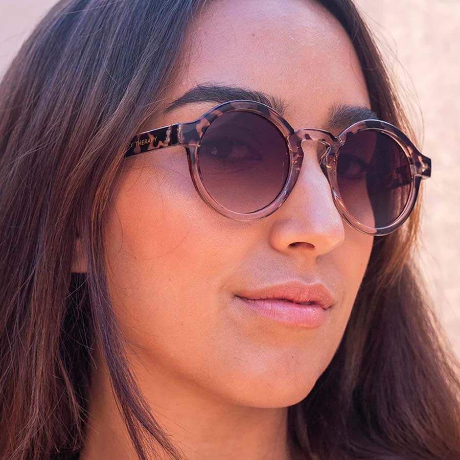 Charly-Therapy-lunettes-de-soleil-Belmont-Topaze-portees-femme-Atelier-Kumo