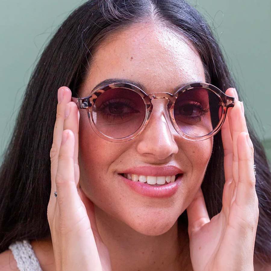 Charly-Therapy-lunettes-de-soleil-Belmont-Topaze-portees-femme-ambiance-Atelier-Kumo