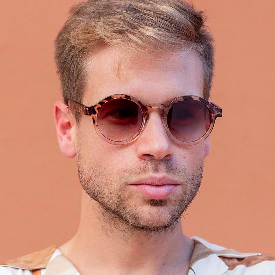 Charly-Therapy-lunettes-de-soleil-Belmont-Topaze-portees-homme-Atelier-Kumo