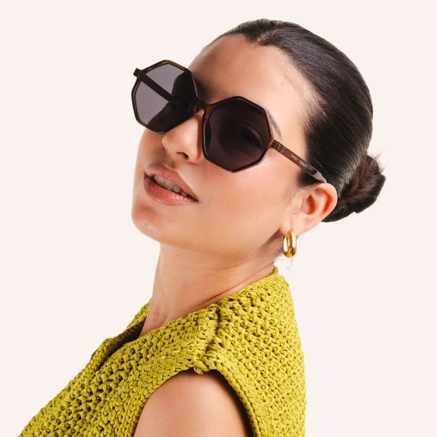 Charly-Therapy-lunettes-de-soleil-Frida-Marron-portees-femme-Atelier-Kumo