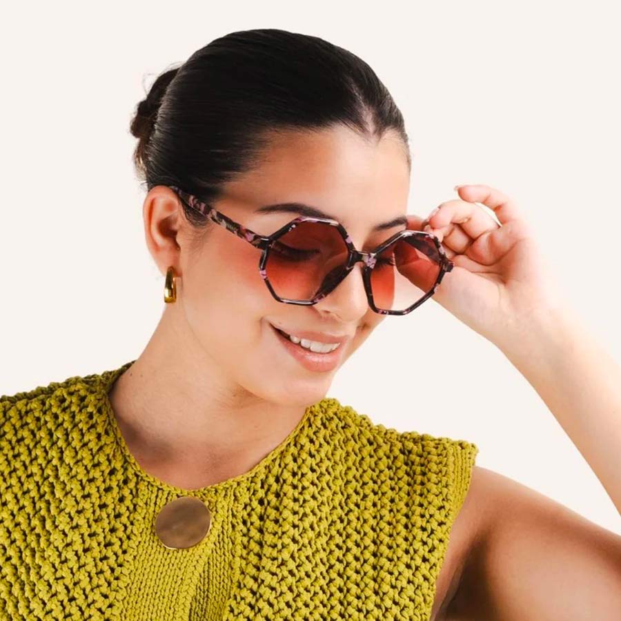 Charly-Therapy-lunettes-de-soleil-Frida-Spring-portees-femme-Atelier-Kumo