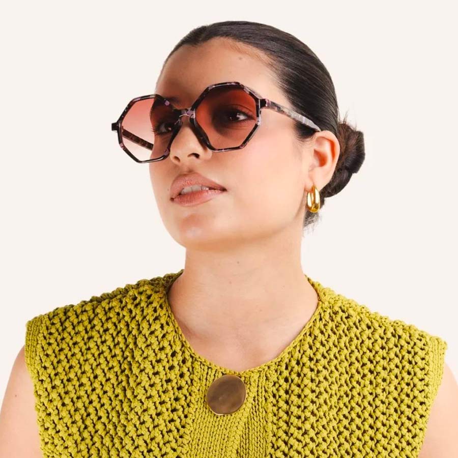 Charly-Therapy-lunettes-de-soleil-Frida-Spring-portees-femme-ambiance-Atelier-Kumo