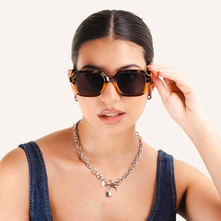 Charly-Therapy-lunettes-de-soleil-Kylie-Dune-portees-femme-Atelier-Kumo