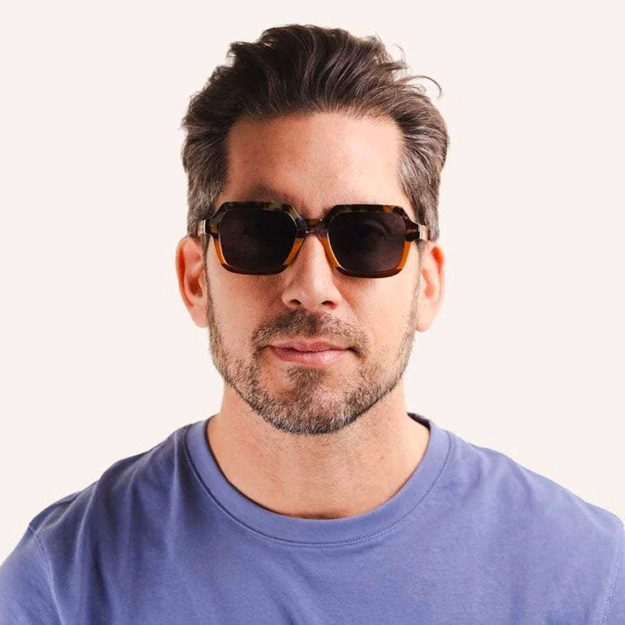 Charly-Therapy-lunettes-de-soleil-Kylie-Dune-portees-homme-Atelier-Kumo