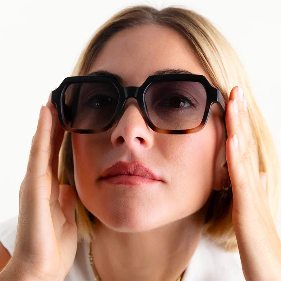 Charly-Therapy-lunettes-de-soleil-Kylie-oursin-portees-femme-Atelier-Kumo