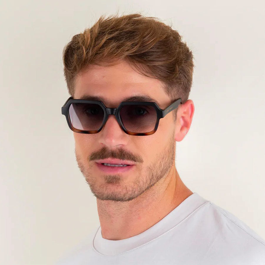Charly-Therapy-lunettes-de-soleil-Kylie-oursin-portees-homme-Atelier-Kumo