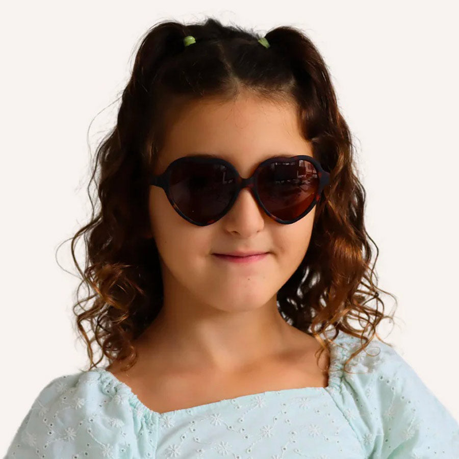 Charly-Therapy-lunettes-de-soleil-coeur-portees-Atelier-Kumo