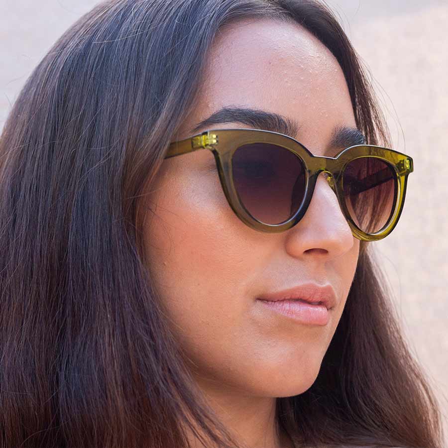 Charly-therapy-lunettes-de-soleil-agatha-kiwi-portees-femme-Atelier-Kumo