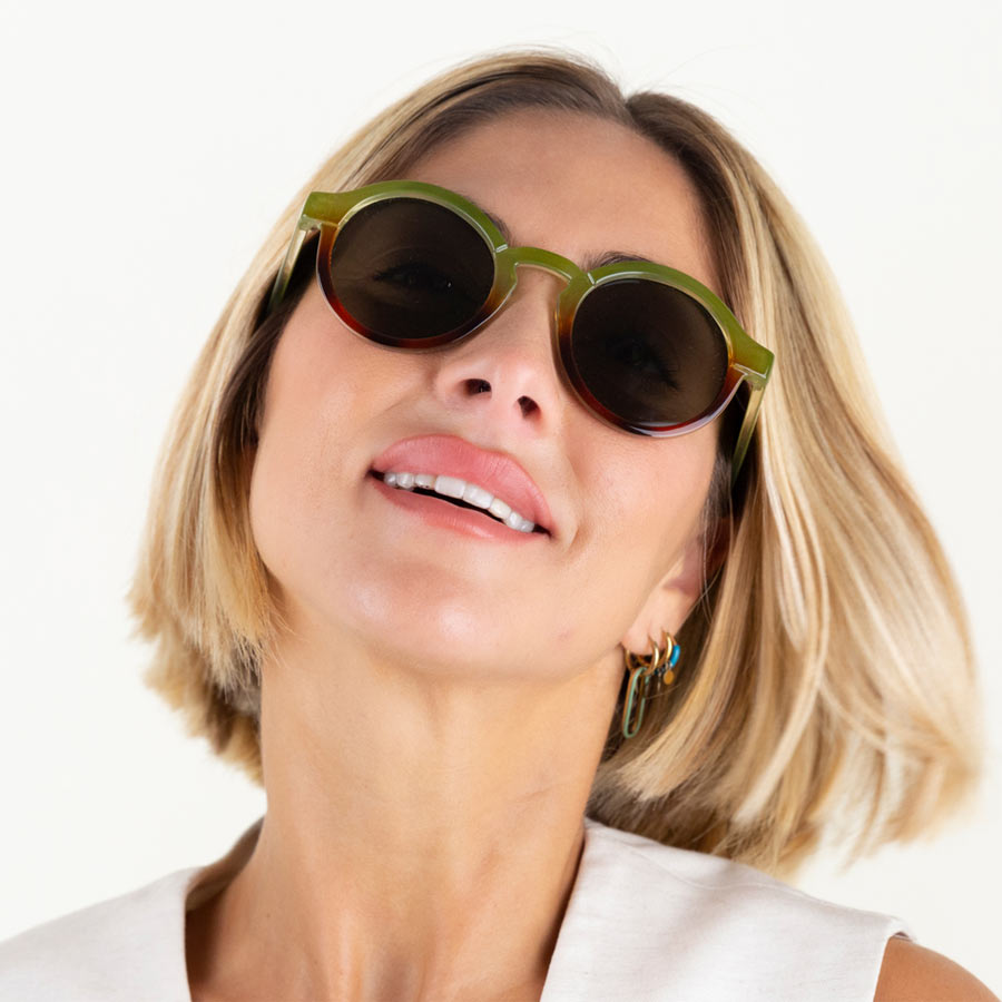 Charly-therapy-lunettes-de-soleil-belmont-pistacchio-portees-femme-Atelier-Kumo