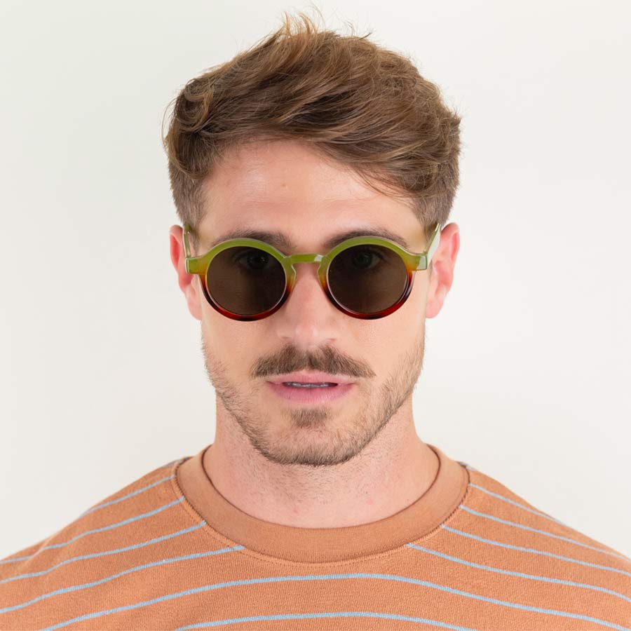 Charly-therapy-lunettes-de-soleil-belmont-pistacchio-portees-homme-Atelier-Kumo