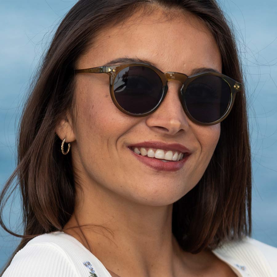 Charly-therapy-lunettes-de-soleil-charly-kiwi-portees-femme-Atelier-Kumo