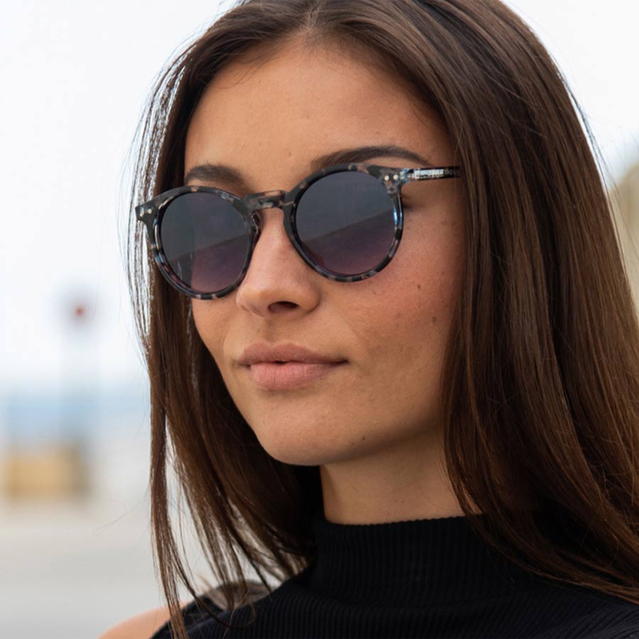 Charly-therapy-lunettes-de-soleil-charly-myrtille-portees-femme-Atelier-Kumo