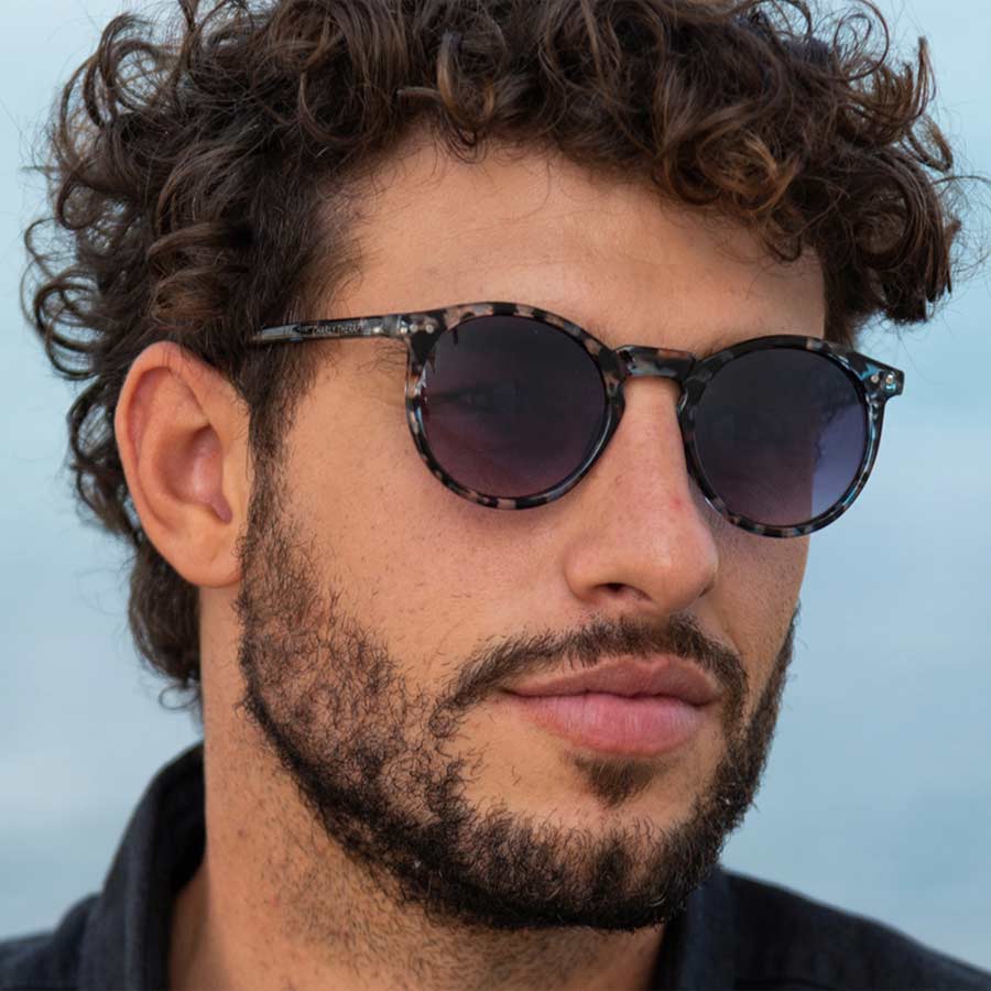 Charly-therapy-lunettes-de-soleil-charly-myrtille-portees-homme-Atelier-Kumo