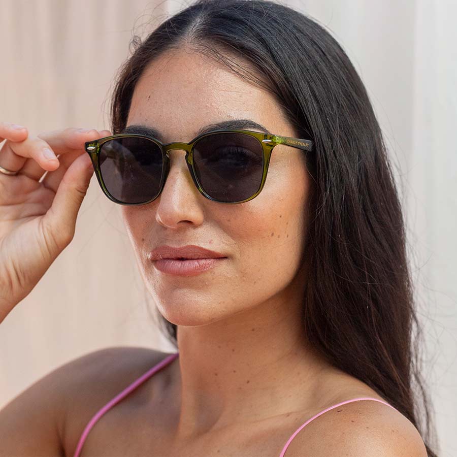 Charly-therapy-lunettes-de-soleil-cooper-olive-portees-femme-Atelier-Kumo