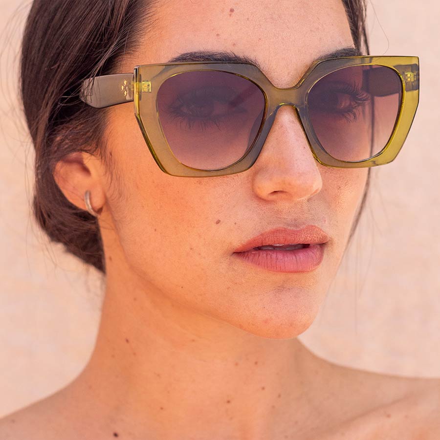 Charly-therapy-lunettes-de-soleil-debbie-kiwi-portees-femme-Atelier-Kumo