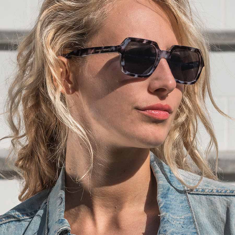 Charly-therapy-lunettes-de-soleil-kylie-python-noir-portees-femme-Atelier-Kumo