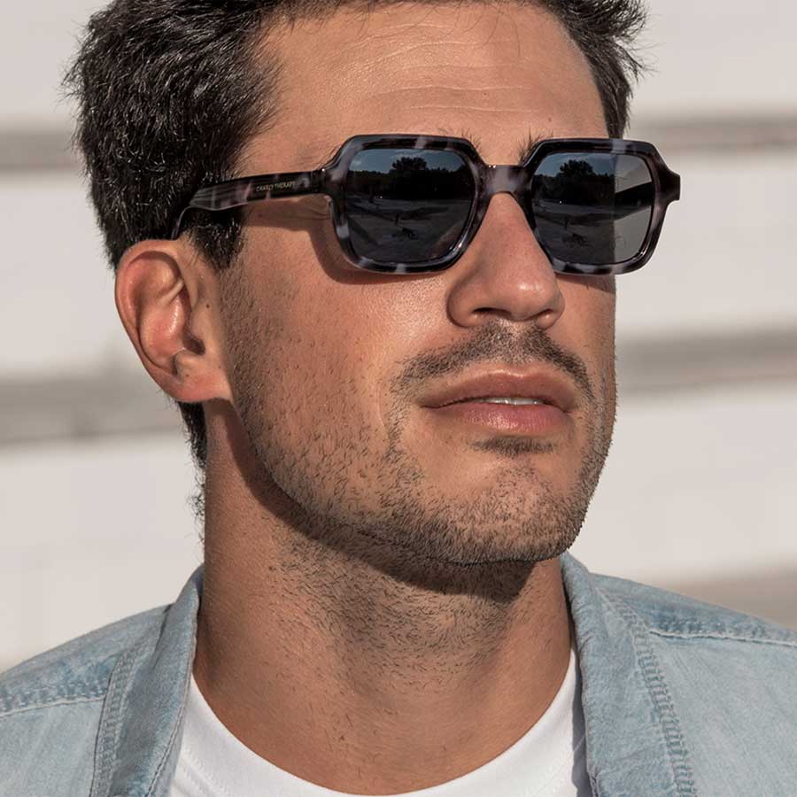 Charly-therapy-lunettes-de-soleil-kylie-python-noir-portees-homme-Atelier-Kumo