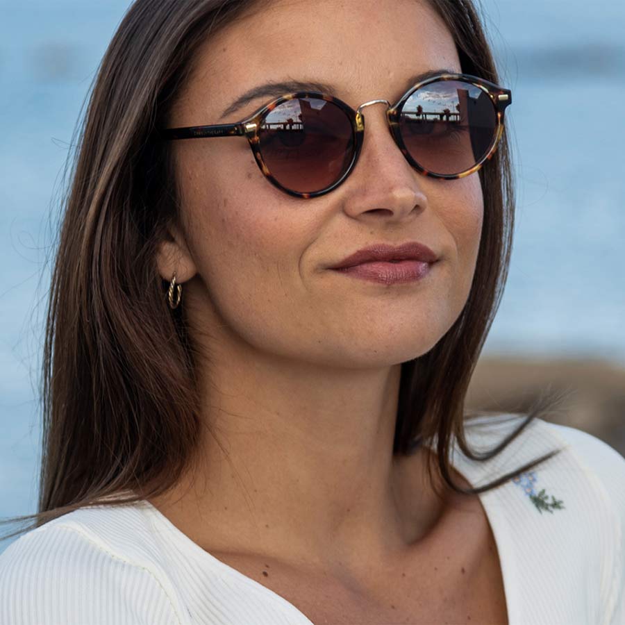 Charly-therapy-lunettes-de-soleil-noa-ecaille-portees-femme-Atelier-Kumo