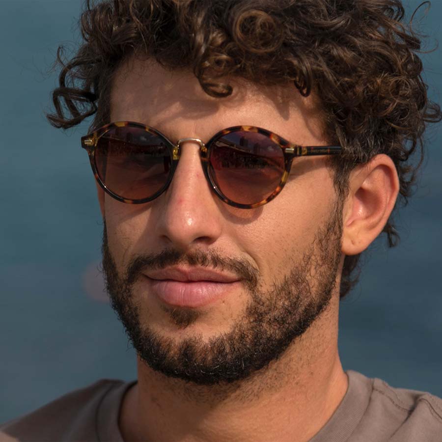 Charly-therapy-lunettes-de-soleil-noa-ecaille-portees-homme-Atelier-Kumo
