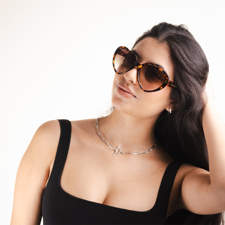 Charly-therapy-lunettes-de-soleil-sue-ecaille-coeur-portees-femme-Atelier-Kumo