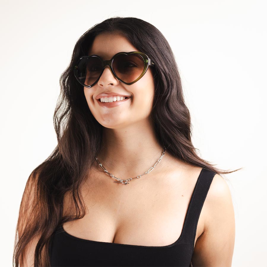 Charly-therapy-lunettes-de-soleil-sue-kiwi-coeur-portees-femme-Atelier-Kumo