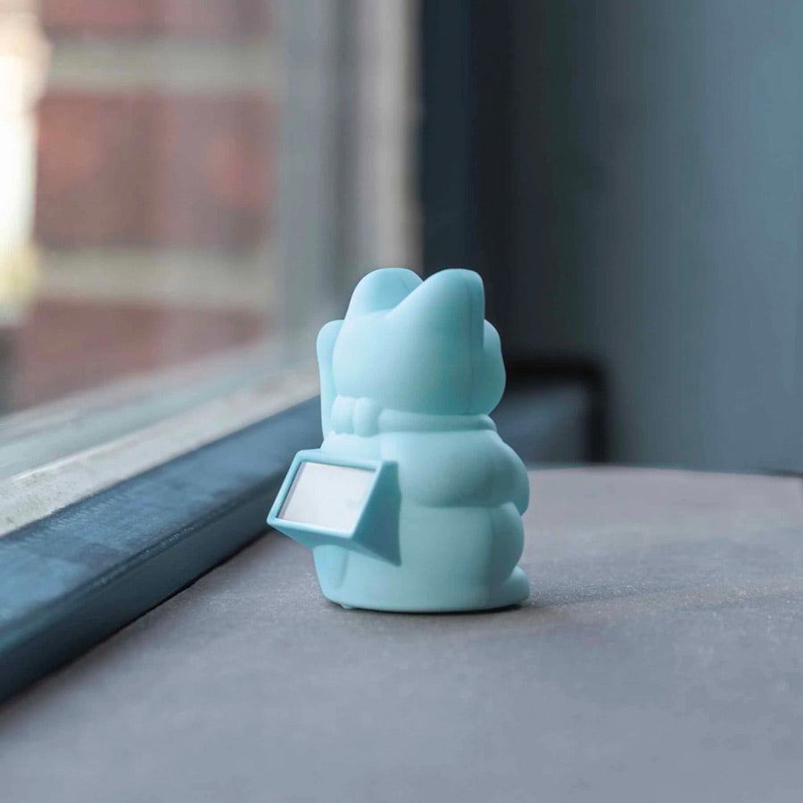 Donkey-chat-porte-bonheur-manekineko-bleu-clair-ambiance-Atelier-Kumo