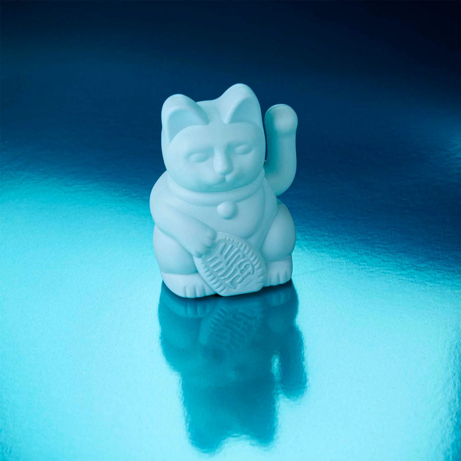 Donkey-chat-porte-bonheur-manekineko-bleu-clair-ambiance-minimaliste-Atelier-Kumo