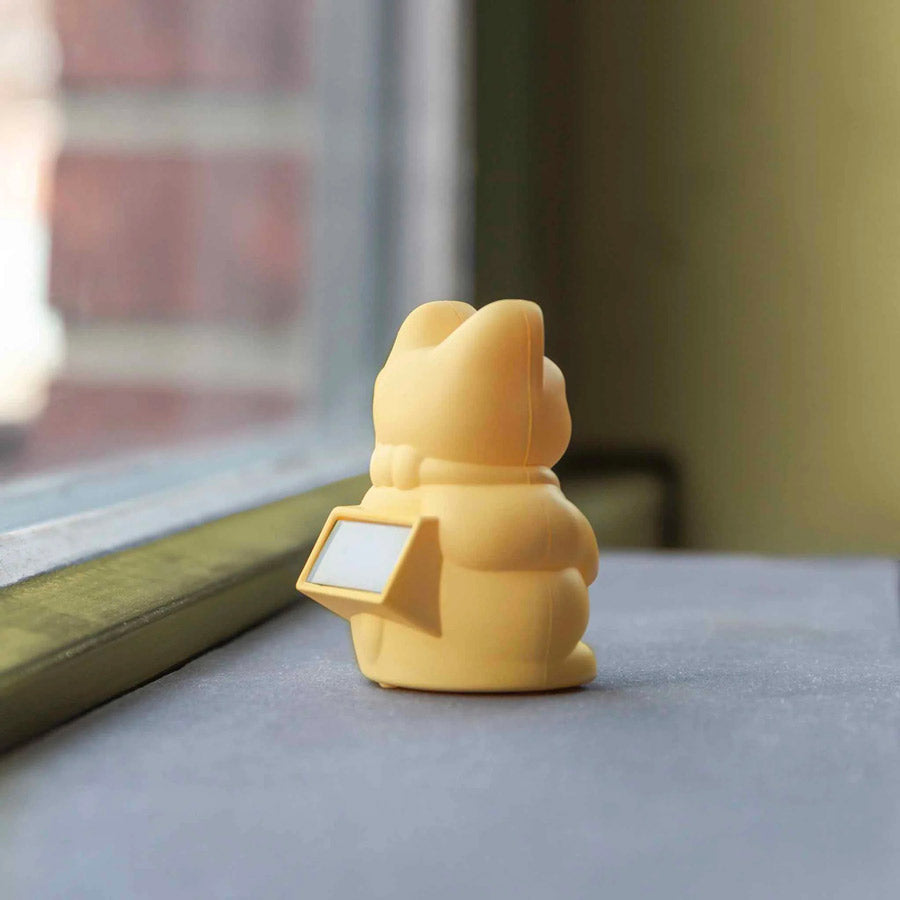 Donkey-mini-chat-porte-bonheur-manekineko-jaune-pale-ambiance-Atelier-Kumo