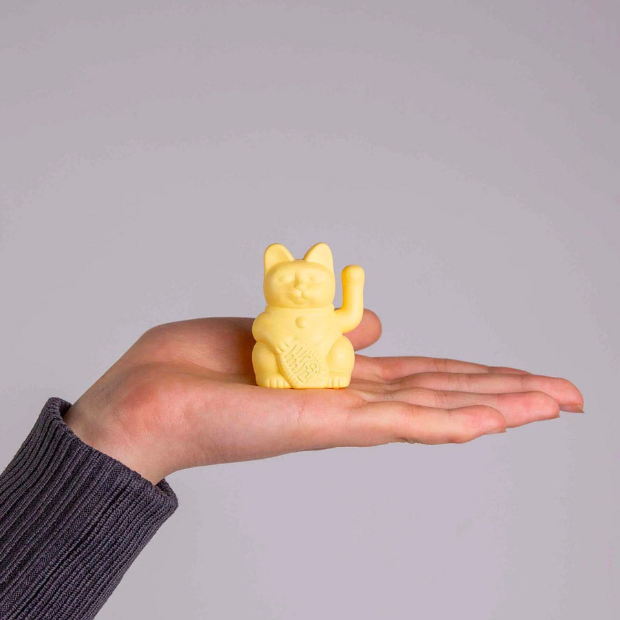 Donkey-mini-chat-porte-bonheur-manekineko-jaune-pale-taille-Atelier-Kumo