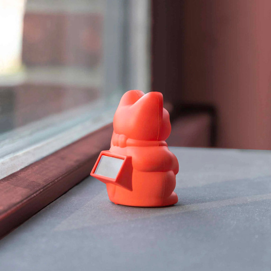 Donkey-mini-chat-porte-bonheur-manekineko-neon-orange-ambiance-Atelier-Kumo