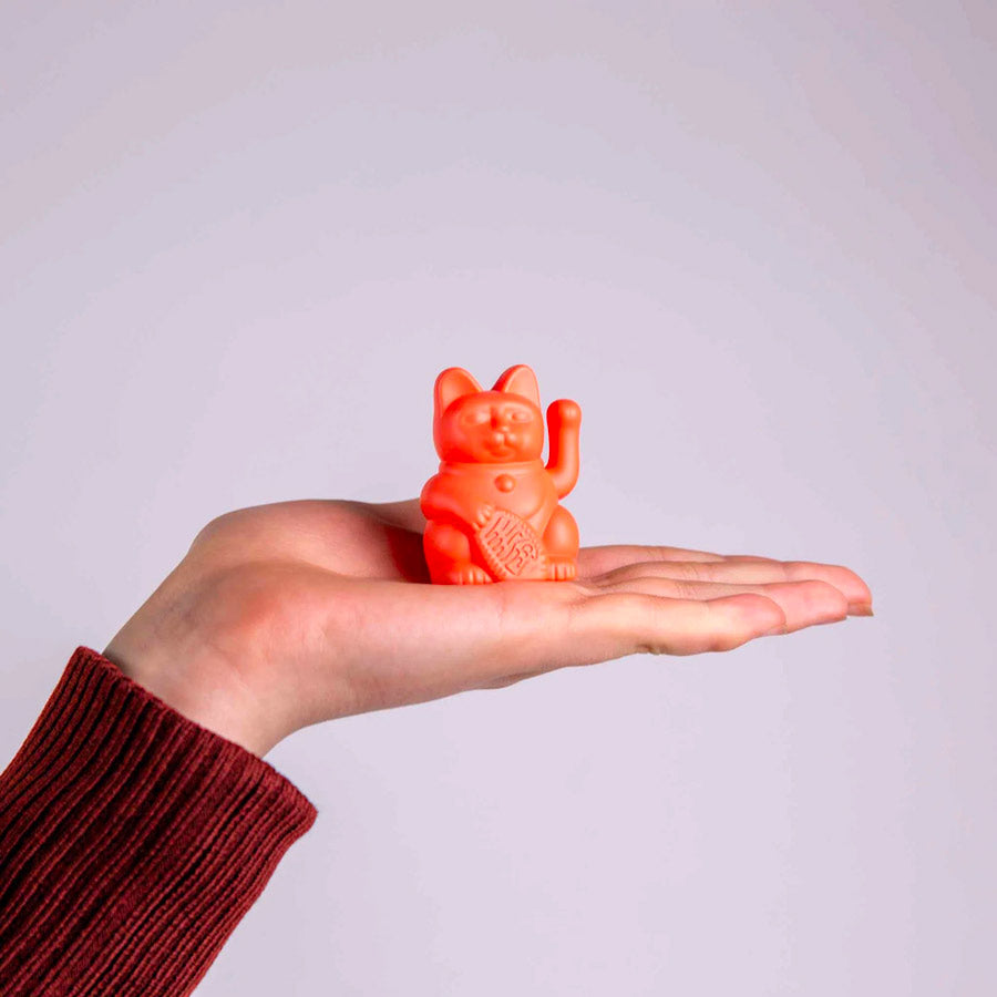 Donkey-mini-chat-porte-bonheur-manekineko-neon-orange-taille-Atelier-Kumo