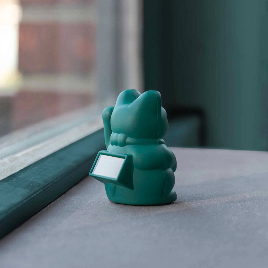 Donkey-mini-chat-porte-bonheur-manekineko-vert-fonce-ambiance-Atelier-Kumo