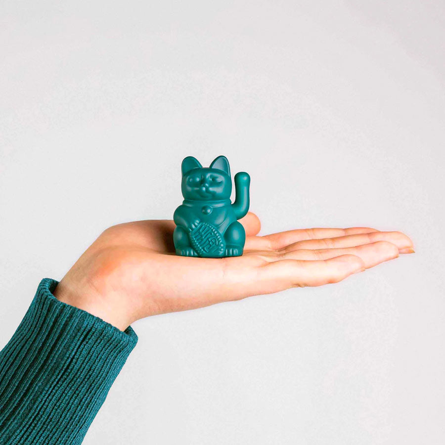 Donkey-mini-chat-porte-bonheur-manekineko-vert-fonce-taille-Atelier-Kumo