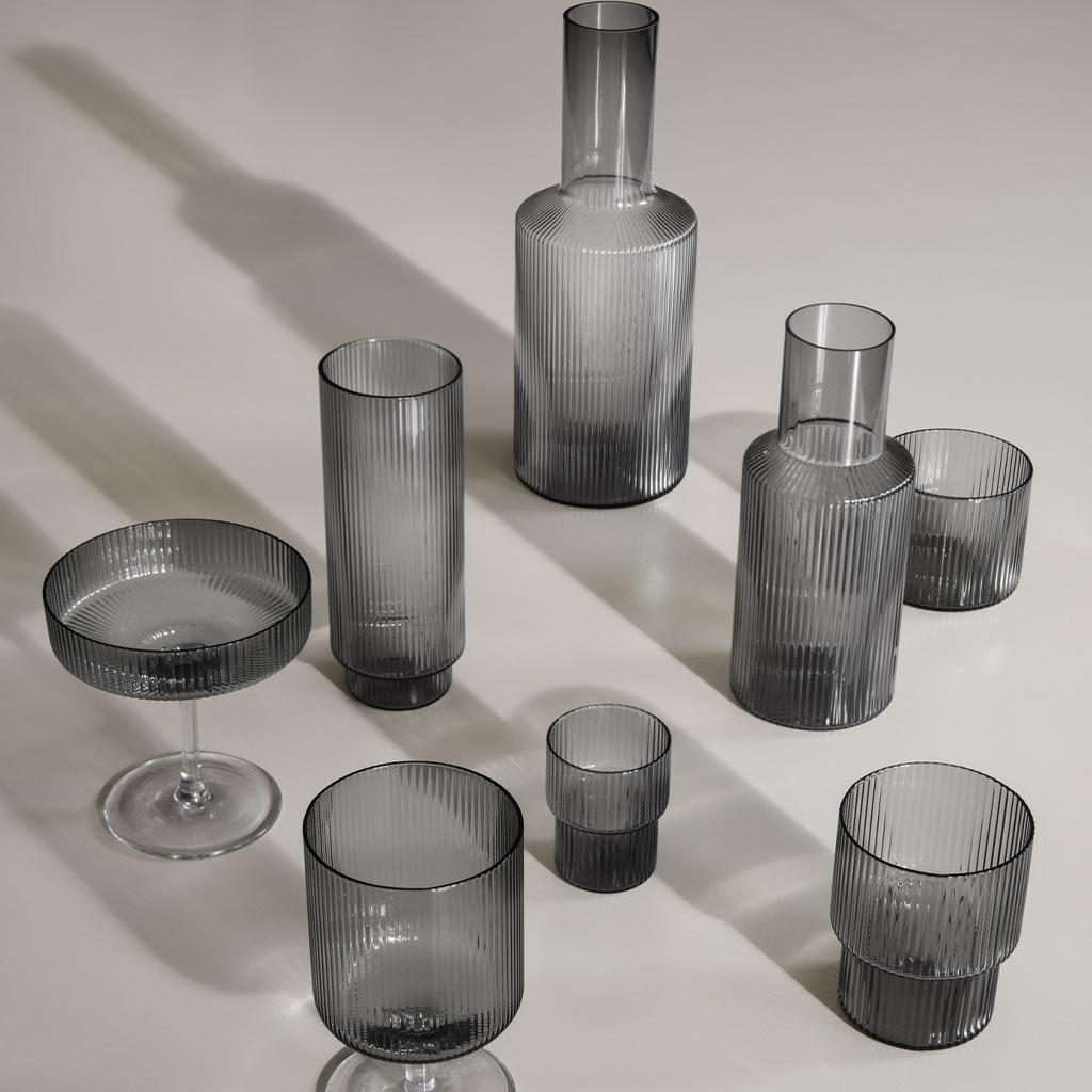 La collection en verre Ripple gris fumé de l'Atelier Kumo