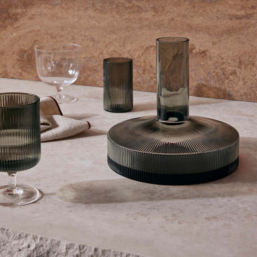 Ferm-Living-carafe-a-vin-ripple-gris-fumee-table-Atelier-Kumo